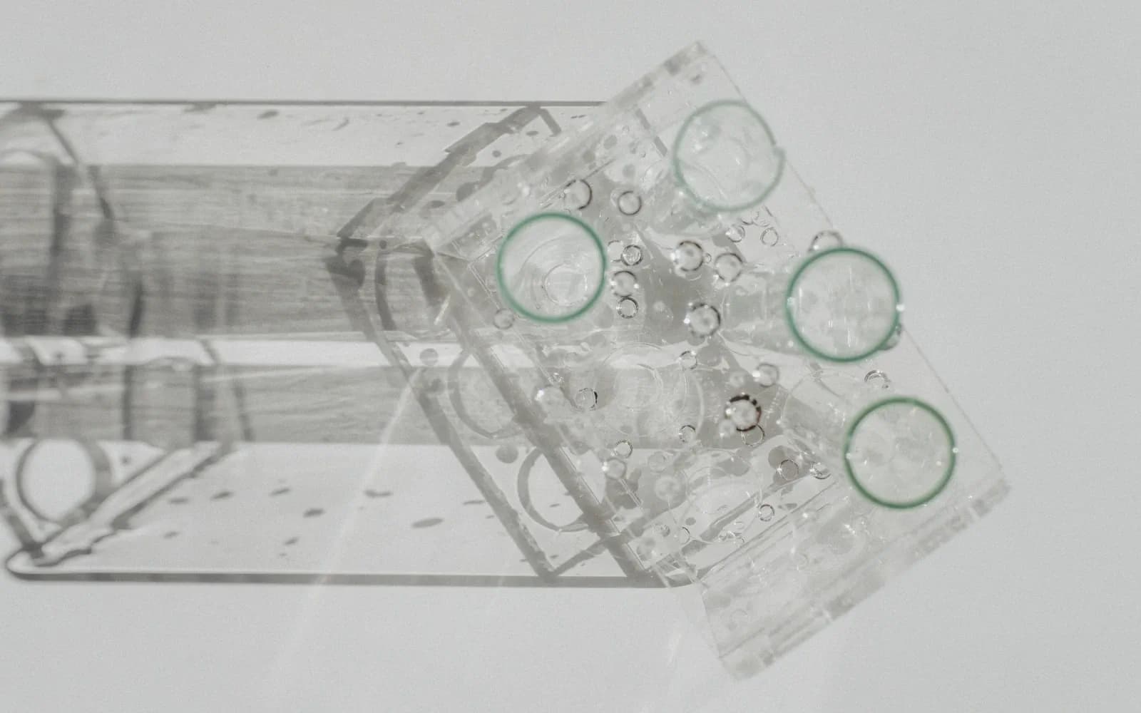 Vidrarias transparentes organizadas sobre uma superfície branca de laboratório.