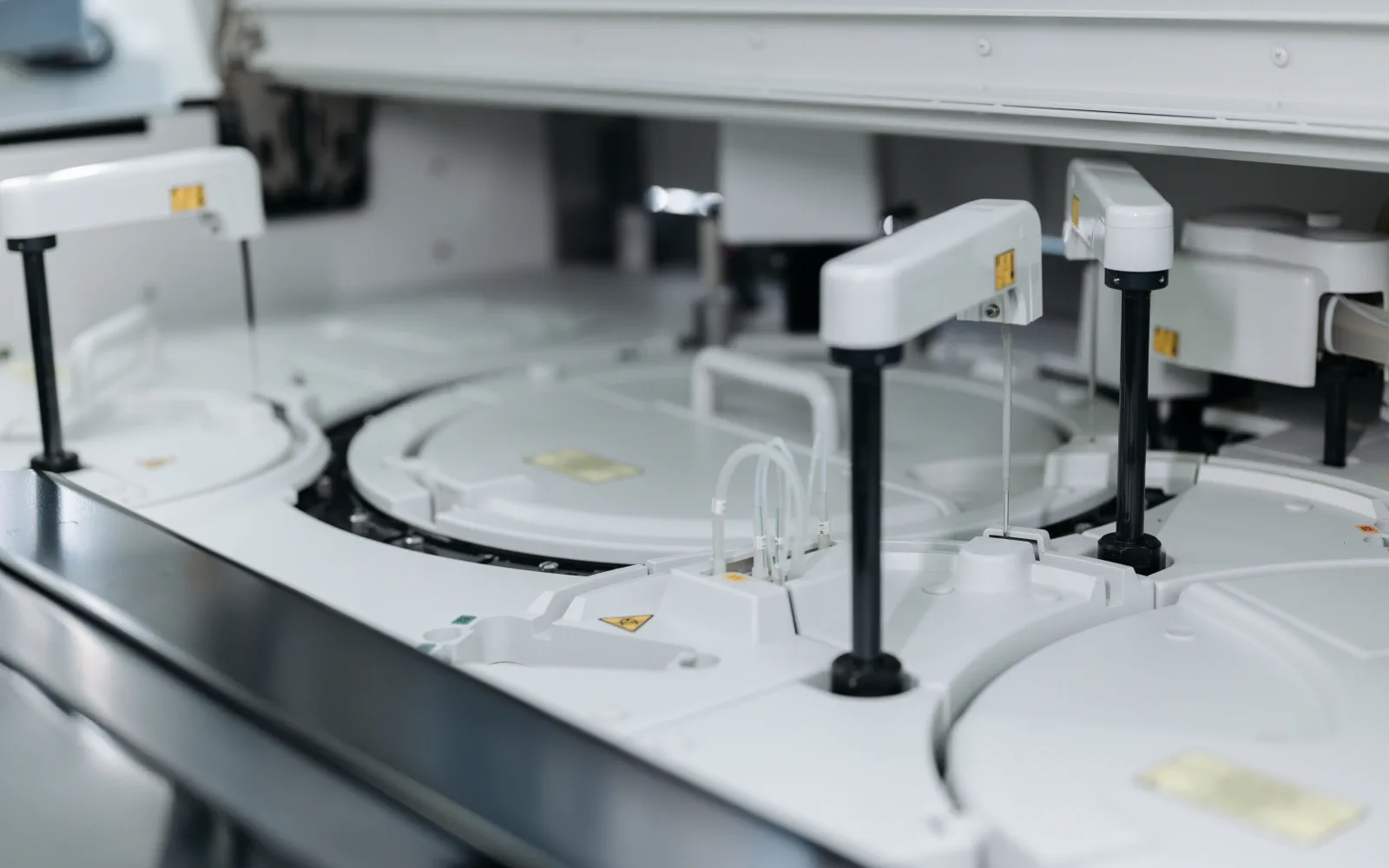 Equipamento automatizado em ambiente de laboratório.